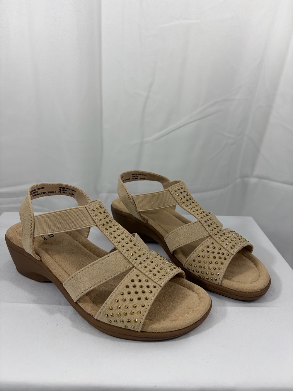 NWT East 5th Women’s Size 5 Beige Studded Comfort 1.5 Inch Wedge Sandals